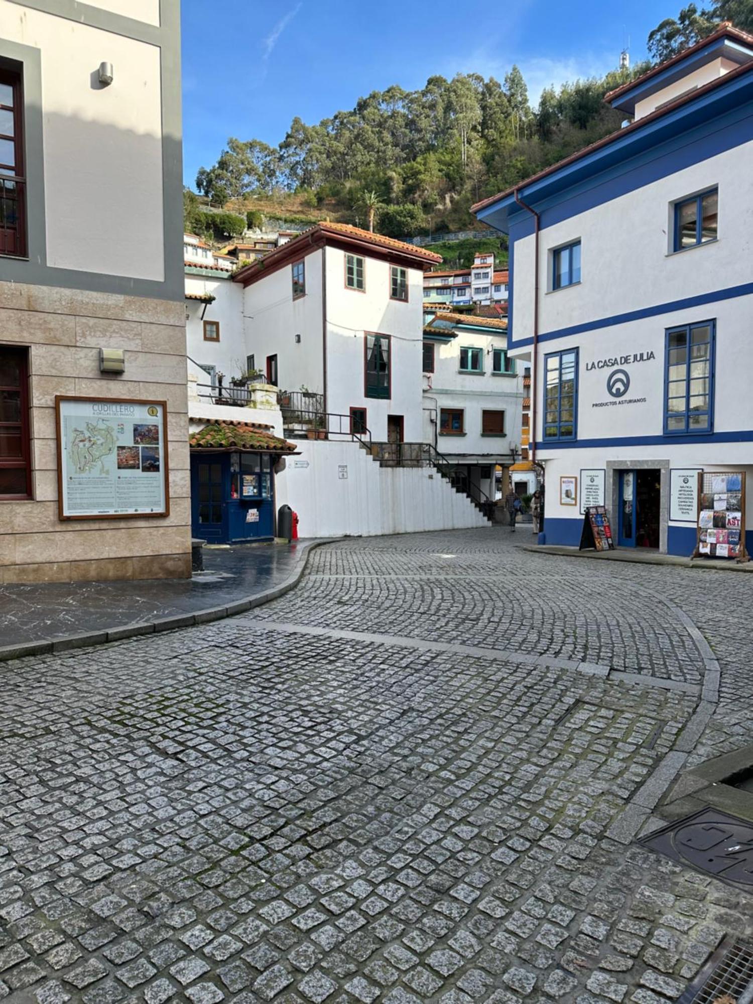 Apartamentos Urbanin I Plaza Ayuntamiento Cudillero Exterior photo